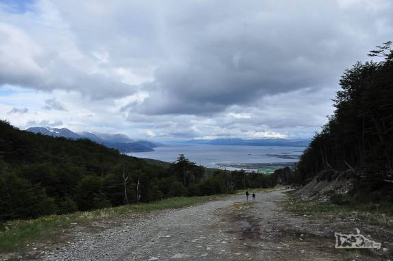Caminhando rumo às montanhas e o glaciar Martial, em Ushuaia, no sul da Terra do Fogo, na Argentina
